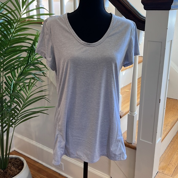 Old Navy Active Go Dry TWO LARGE SHIRTS One is light gray, one is charcoal gray - Picture 5 of 7